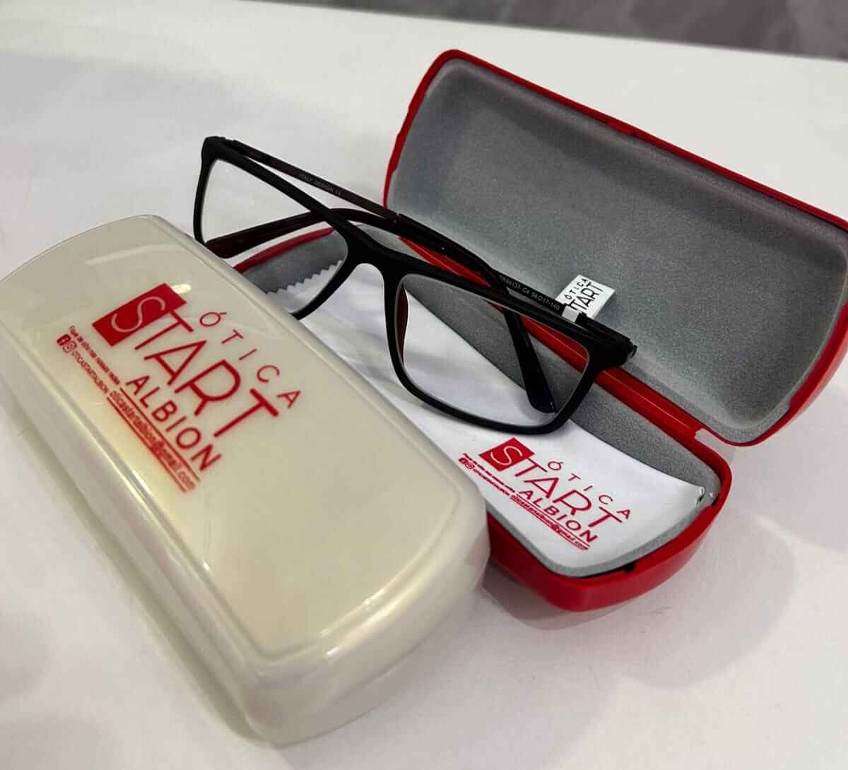 Modelo de óculos de grau com estojo personalizado