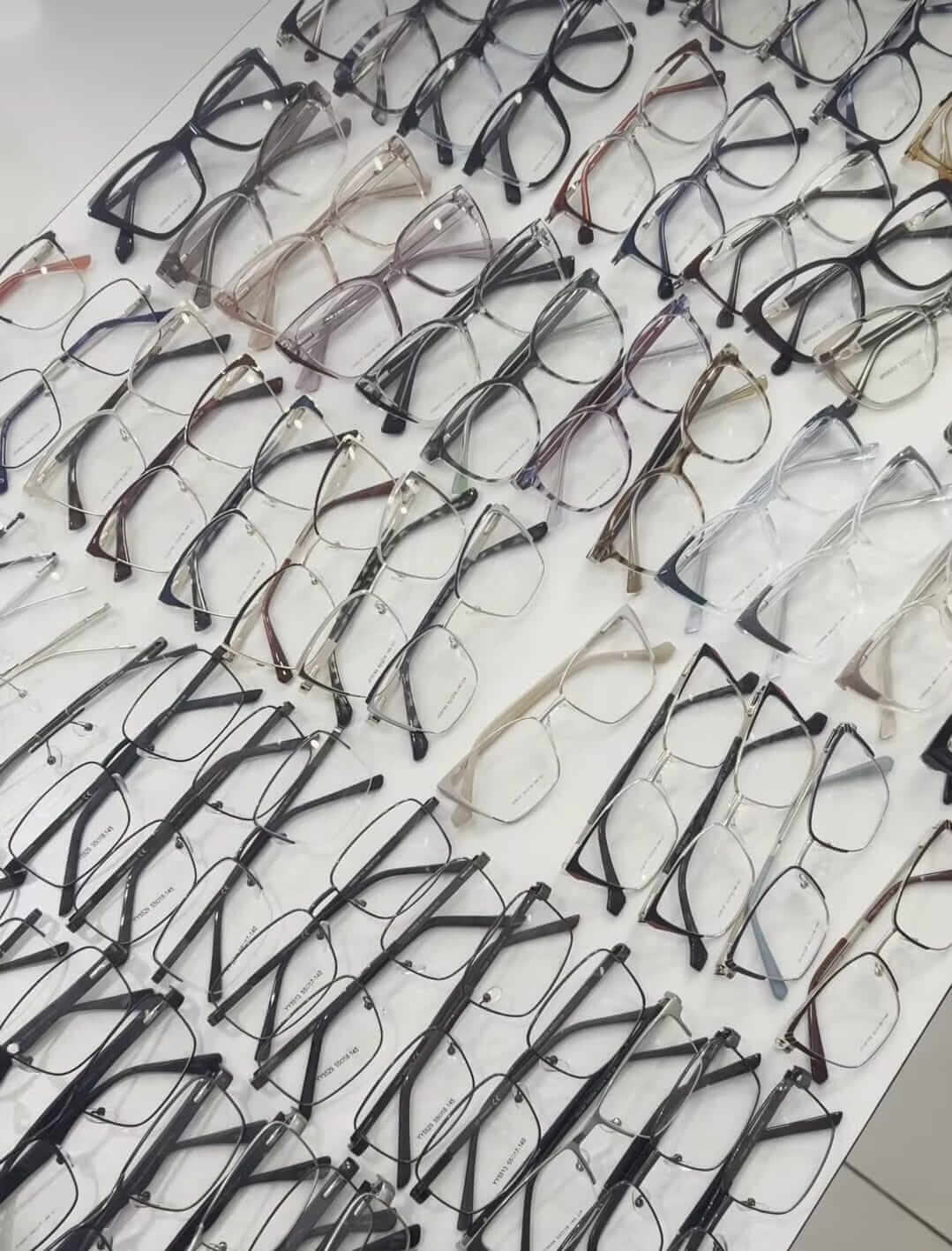 Mesa com diversos modelos de óculos de grau em exposição